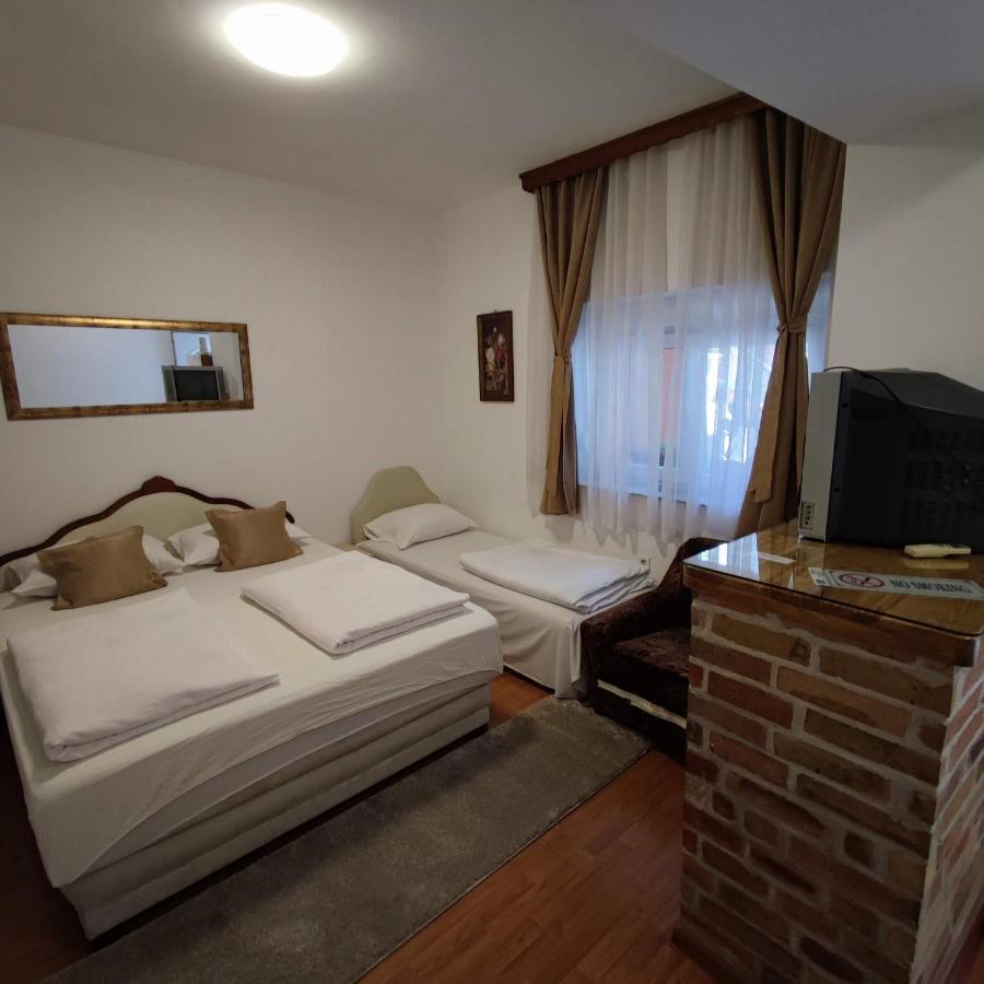 Apartments And Rooms Lena Mostar Bagian luar foto