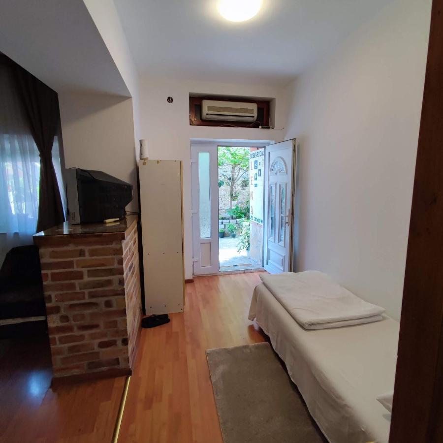 Apartments And Rooms Lena Mostar Bagian luar foto