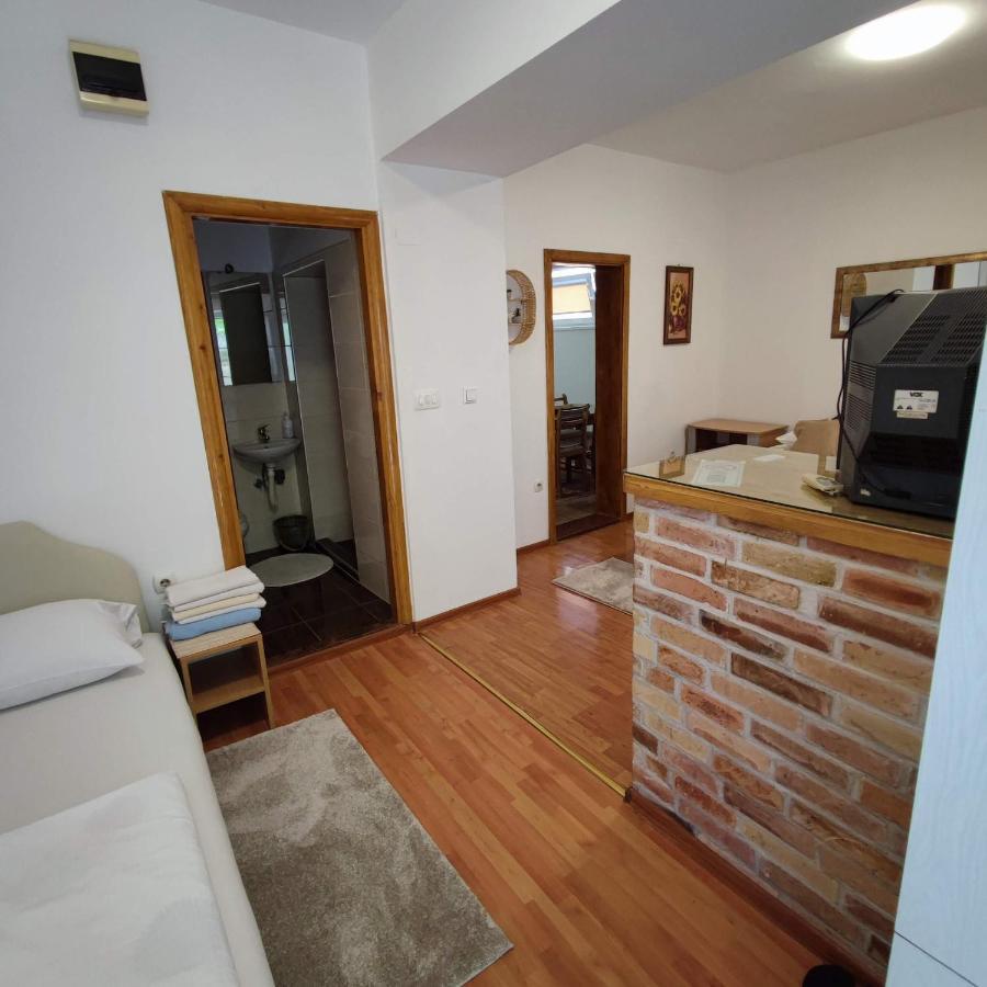 Apartments And Rooms Lena Mostar Bagian luar foto