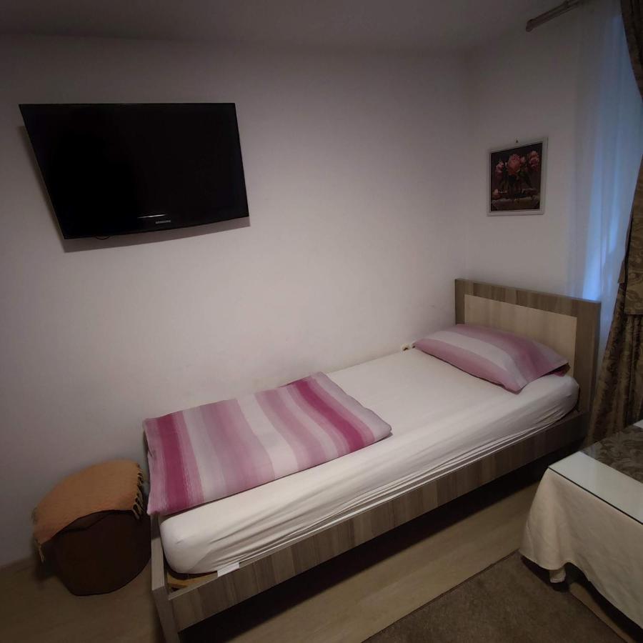 Apartments And Rooms Lena Mostar Bagian luar foto