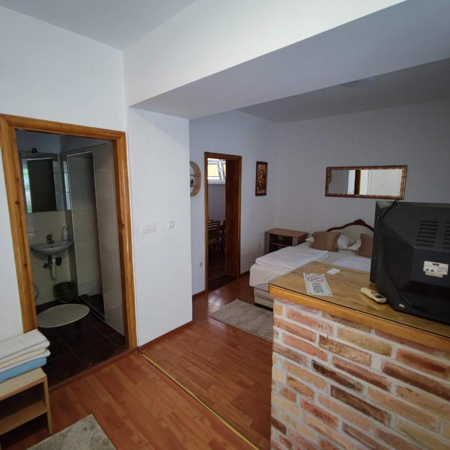 Apartments And Rooms Lena Mostar Bagian luar foto