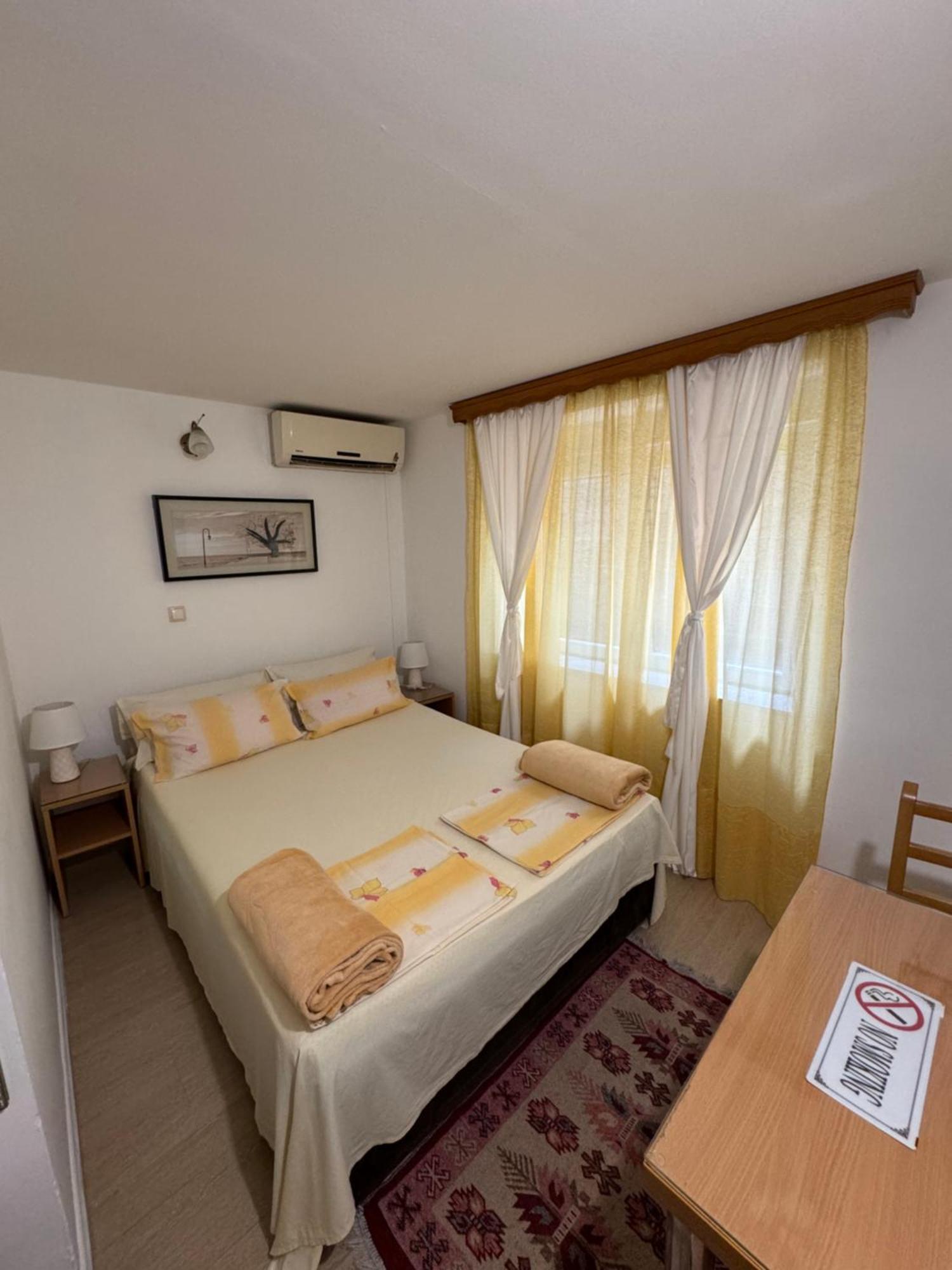 Apartments And Rooms Lena Mostar Bagian luar foto