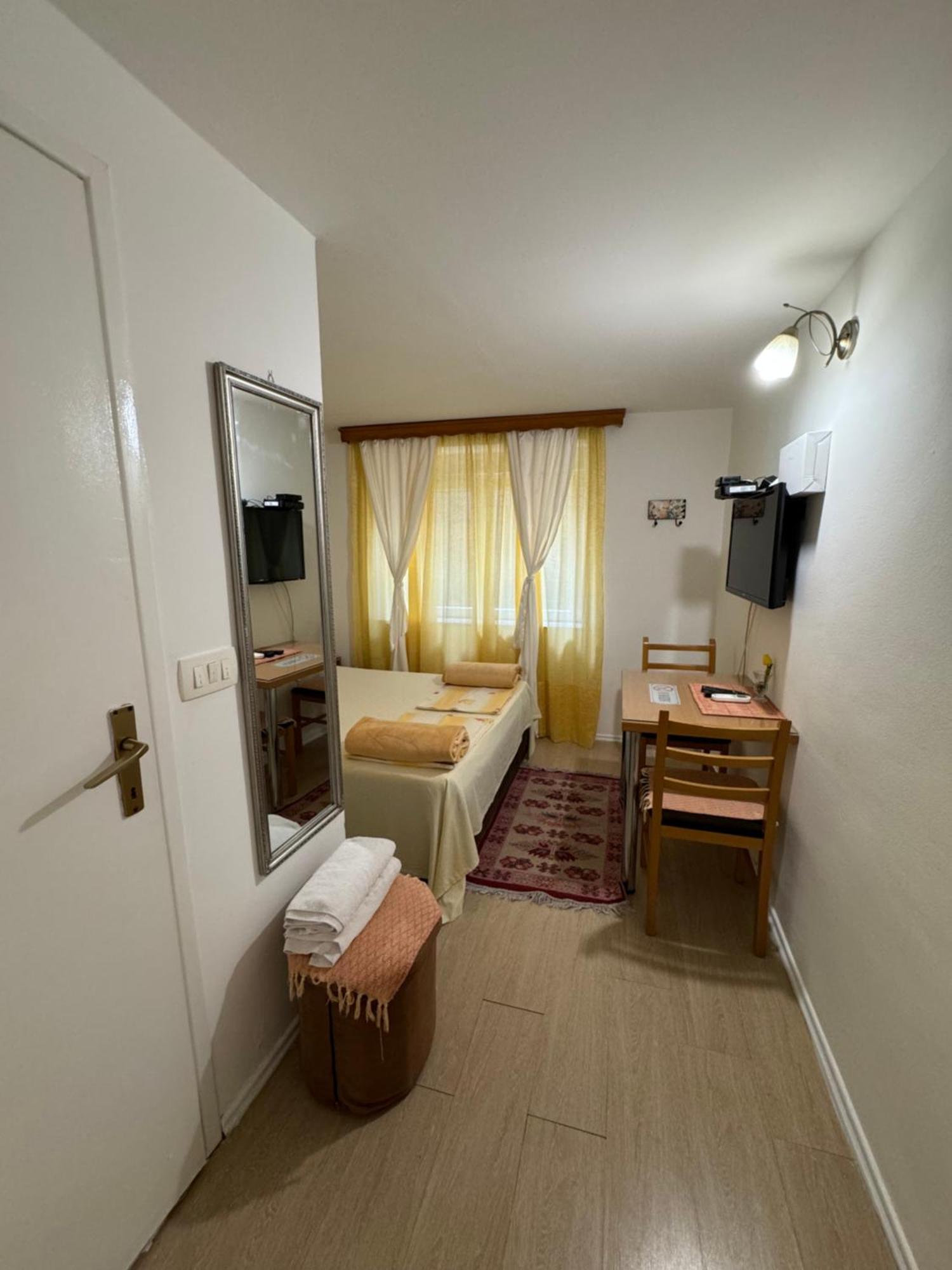 Apartments And Rooms Lena Mostar Bagian luar foto