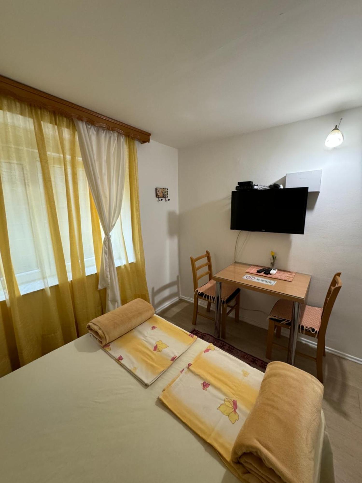 Apartments And Rooms Lena Mostar Bagian luar foto